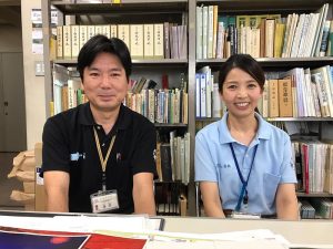 ▲今回お話をうかがった倉敷市教育委員会の大熊麻里花さん(右)と藤原憲芳さん(左)。「倉敷が空襲を受けなかった理由には様々な俗説があるんですが、国際連盟によって満州国の調査を命ぜられたリットン調査団が倉敷に立ち寄ったとき、『大原美術館』が所蔵していた印象派を代表する有名絵画の数々に驚き、“倉敷の町を空襲してはいけない”と忠告したという説があります。あくまでも俗説ではありますが、とても興味深い倉敷の歴史として語り継がれています」