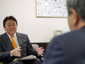 <b>井上 高志:</b>株式会社 LIFULL 代表取締役社長。1997年株式会社ネクスト(現LIFULL)を設立。インターネットを活用した不動産情報インフラの構築を目指して、不動産・住宅情報サイト「HOME'S(現:LIFULL HOME'S)」を立ち上げ、日本最大級のサイトに育て上げる。現在は、国内外併せて約20社のグループ会社、世界63ヶ国にサービス展開している。