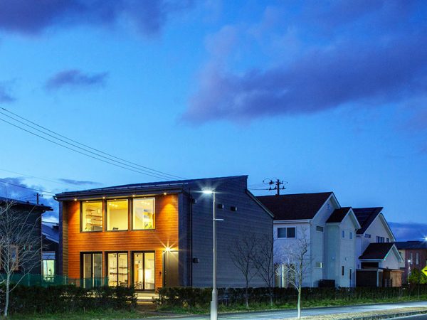 室内の灯りが温かみを与える夜の外観。こだわりぬいたエコハウスは、性能だけでなくデザインも秀逸だ
