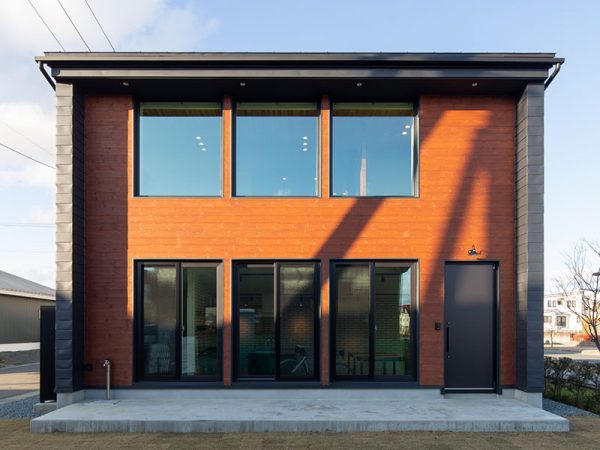 岩手県紫波郡紫波町。オガールタウンの端にある、エコハウスらしい外観のモデルハウス