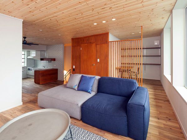 2階のオープンな空間にあるステップフロアのリビング。奥にはゆるやかに仕切ったワークスペースがある