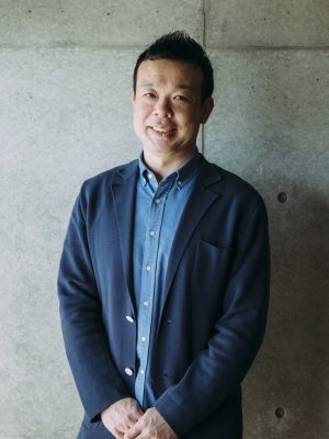 岡崎 正信氏:岡崎建設株式会社 専務取締役。株式会社オガール 代表取締役。「ただただ幸せな暮らしを追求したらエコ住宅にたどり着きました。お客様には自分も住みたいと思う唯一無二の住宅を提案いたします」という