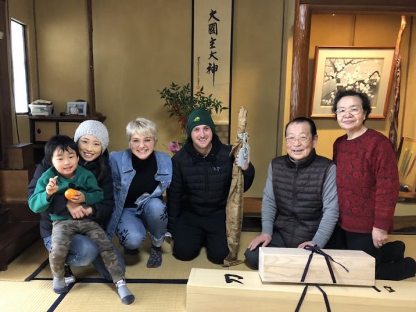 代々伝わるお宝を快く披露してくれる上田酒店の皆さんと、ツアーゲストの方々。“THE・観光地”ではない岩内を訪れる外国人と、ここにしかない交流が生まれる