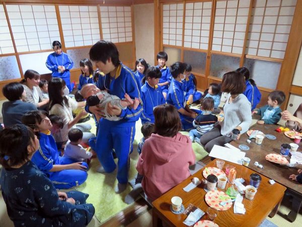 空き家を利用したカフェでは近所の子育て支援センターを利用する親子がお客さん。子どもたちはいろいろな工夫をしておもてなし