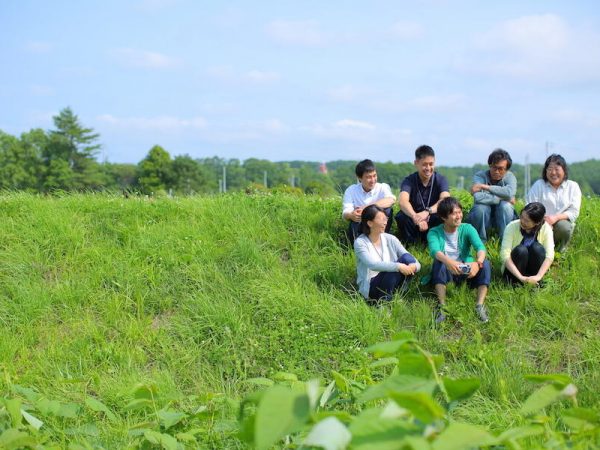 ローカルベンチャースクールの仲間や、役場の方々と共に。和気あいあいとした雰囲気がよく伝わってくる