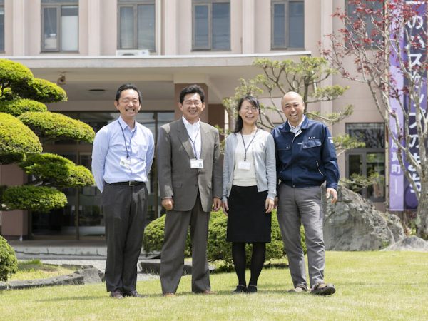 役場の皆さん(左から小山さん、大坪さん、小松さん、宮さん)。地域おこし協力隊任期中の方や、任期終了後に起業した方にも様々な形で寄り添っている。