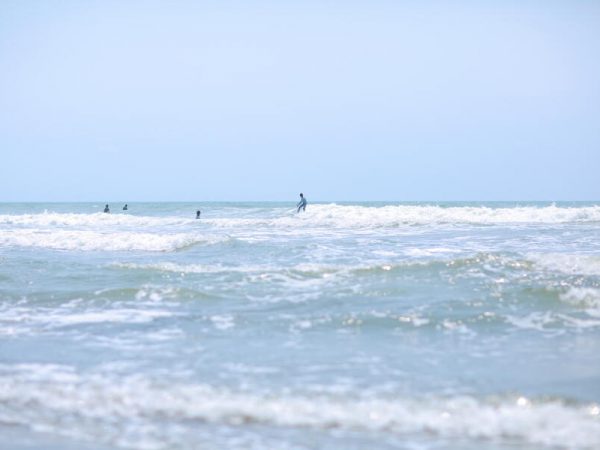 浜厚真の海岸には良い波が来ることから多くのサーファーが訪れる