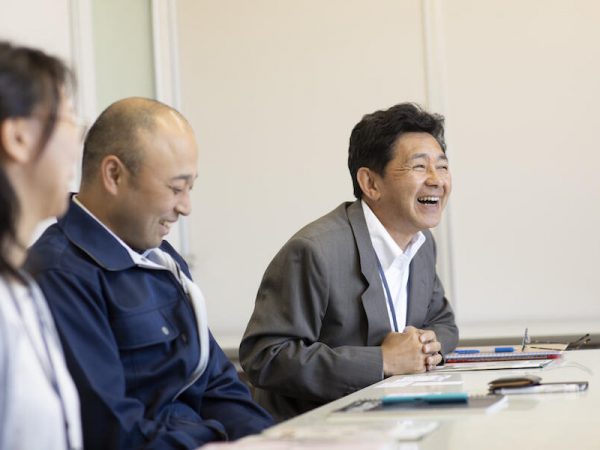 奥の方が大坪さん。大坪さんの周りにはいつも笑い声が飛び交う。