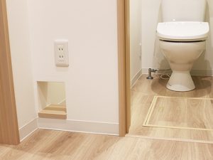 ファミリータイプのトイレ。猫用トイレを置けるスペース、猫砂を入れられる床下収納を確保。また、猫専用の入り口は、飼い主のトイレについてきたがる猫ちゃん対策としても安心!?