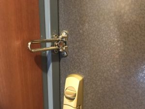 玄関は鍵だけでなくロックもかけておこう
