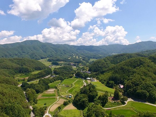 伊那市の新山地区は、伊那市駅から東へ約10kmの場所。地域住民が積極的に定住促進に取り組む