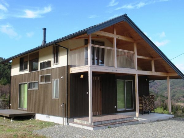 新山地区から程近い場所にある、田舎暮らしモデルハウス。冬用に薪ストーブも備えている