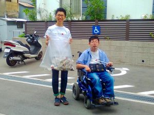 障がい福祉施設の人たちとゴミ拾い
