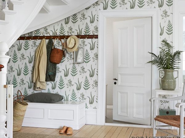 階段室に続く壁にも続け、広がりと意匠性もアップ 画像 : BORASTAPETER/Herba