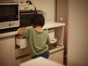 火の元だけでなく刃物などキッチンには危険がいっぱい