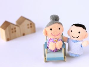 ▲感染者数が急激に増大した2020年4月上旬時点では「軽症者は原則自宅療養」とされてきたが、4月23日以降「軽症者は原則宿泊療養」へと変わった。家庭内クラスターの発生や症の重篤化を防ぐためにも、万一の際には自宅療養ではなく宿泊療養を受け入れるべきであることを覚えておきたい