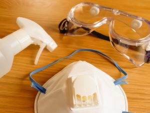 ▲感染者の看病を行う際には、サージカルマスクだけでなく、目の粘膜を守るフェイスシールドや、ゴーグル、シュノーケリングマスク等を用意しよう。また、看病を行う家族は基本的に濃厚接触者にあたるため、移動や健康管理等について保健所の指示に従うことになる