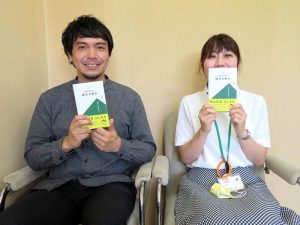 国立新書を手に、左が加藤氏、右が鈴木氏