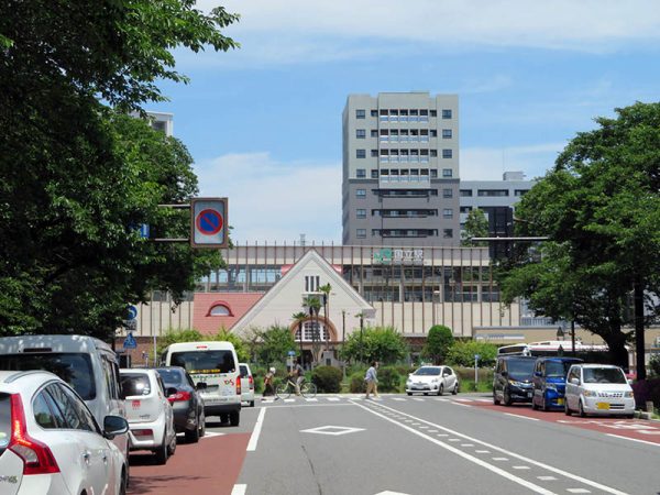 次の号で取り上げられる予定の国立駅旧駅舎。駅の高架化などで駅前の風景は変わったが、赤い屋根の旧駅舎は戻ってきた。そこまでの歴史が語られるはずだ