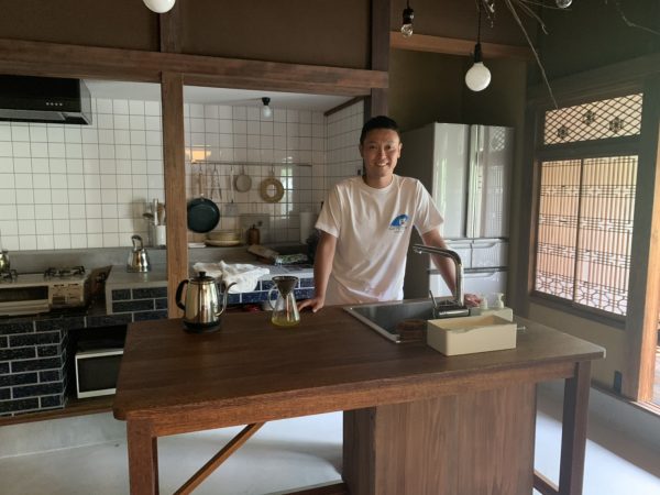 お話を伺った株式会社エンジョイワークス 代表取締役 福田和則氏。押入れを改修した『平野邸 Hayama』のキッチン、柱がその名残を伝える