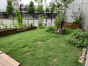 「本物の自然と触れ合える場所も必要」と、外には天然芝のガーデンも設置。井戸もつくり、利用者は野菜やエディブルフラワー、ハーブなどを自由に育てて収穫を楽しみにしているそう。薪も置いてあり、消防署の許可を取って焚火会を実施したことも。コミュニティー形成にも一役かっているスペースだ