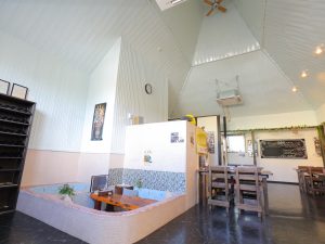 浴場のつくりをほぼそのまま活かした、レストランの内観