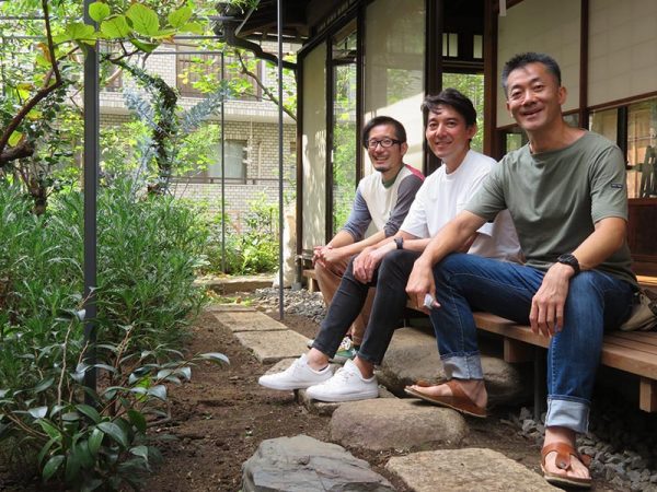 手前から深野氏、木本氏、鈴木氏。深野氏は茶人であり、地元でもさまざまな活動をされている。庭には茶花として使われるものも植えられている