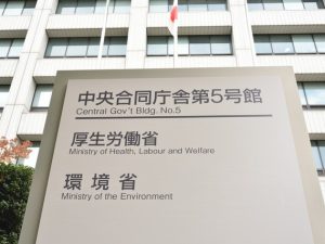 厚生労働省は、新型コロナウイルス軽症者に関して、指定宿泊施設での安静・療養を原則とする、と発表している。しかし、例外的に自宅療養も認められている
