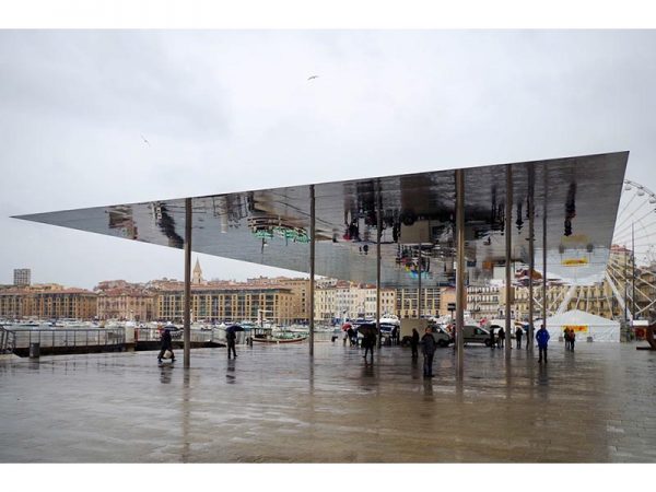 ヴュー・ポール・パヴィリオン(ノーマン・フォスター、2013年)。イベントやマルシェの会場に使われる