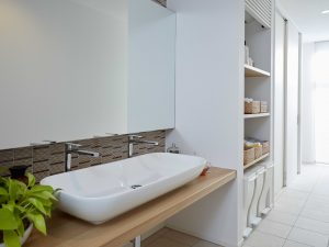 玄関の土間スペースに洗面を配置し、すぐに手洗い・うがいができる環境に。アキュラホームは「新生活様式」を盛り込んだモデルハウスを発表している