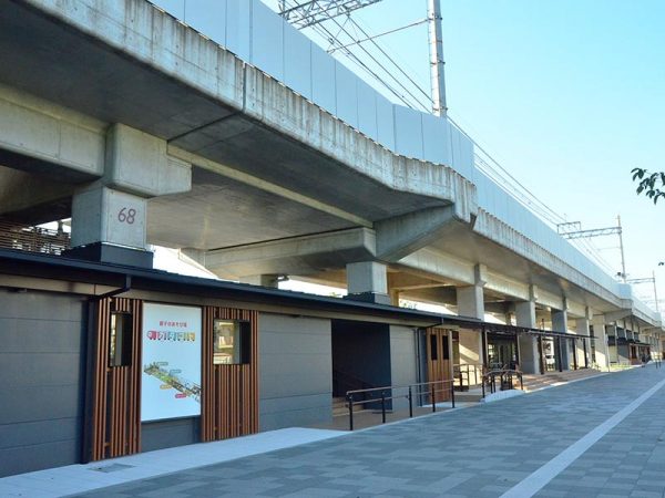 手前がキッズランド「ガタゴト」。高架化されたことで歩道も広く、歩きやすくなった