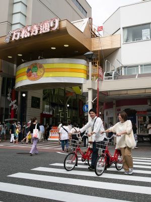 自宅の最寄り駅またはバス停近くの駐車場に自家用車を止め、そこから公共交通機関で移動する「パークアンドライド」の取り組みも増えており、そこにシェアサイクルを追加してつなげていくことができる(写真提供:neuet)