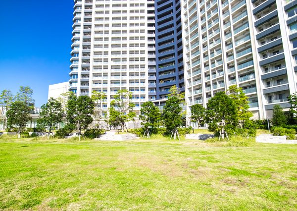 タワーマンションを検討している人は、購入価格だけではなく、管理費や修繕積立金などのランニングコストが高くなる可能性があることも念頭に置いておきたい