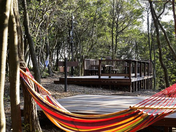 街全体の約3割を占めるという緑豊かな森。森の中には展望台もある