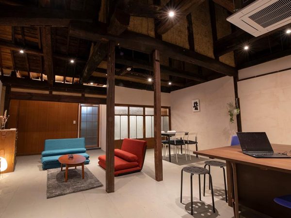 音戸イロリバHOUSEのフリースペース。畳、壁、天井を取り去ってモダンな大空間に。迫力ある梁や柱、そして昔ながらの土壁がエキゾチックさを生み出す