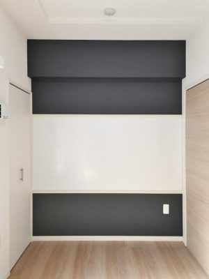 床を下げたダウンフロアスペースは天井が高くなるため開放感抜群。間仕切りがなくても視覚的に空間を分離できる。段差に腰かけられるなど大人数が集まっても便利