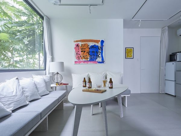 ホテル「GALLERY HOTEL DISTORTION 9」の内装。一見、コンテナの中とは思えない