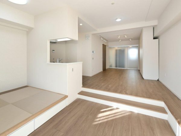 床を下げたダウンフロアスペースは天井が高くなるため開放感抜群。間仕切りがなくても視覚的に空間を分離できる。段差に腰かけられるなど大人数が集まっても便利