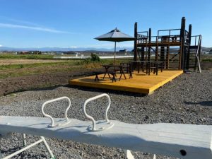 旭川市内に構えたグリーンツーリズム拠点「キャンプゼロ」。右奥の展望スポットには廃材などを活用した