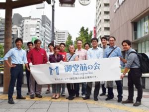 ミナミ御堂筋の会のメンバー。右から2人目が中塚氏