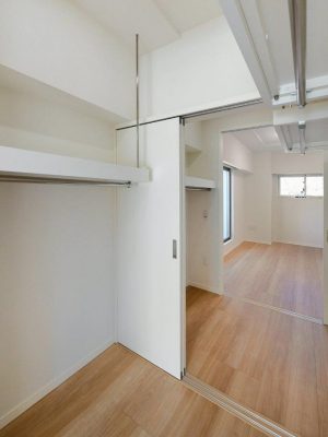 床を下げたダウンフロアスペースは天井が高くなるため開放感抜群。間仕切りがなくても視覚的に空間を分離できる。段差に腰かけられるなど大人数が集まっても便利