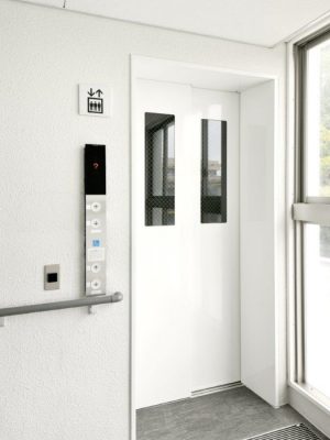 1号棟1階の「マルチサロン和み」。趣味のサークル活動など居住者のコミュニケーションの場として無料で利用できる。仕切りのあるワークスペースはテレワークにも便利