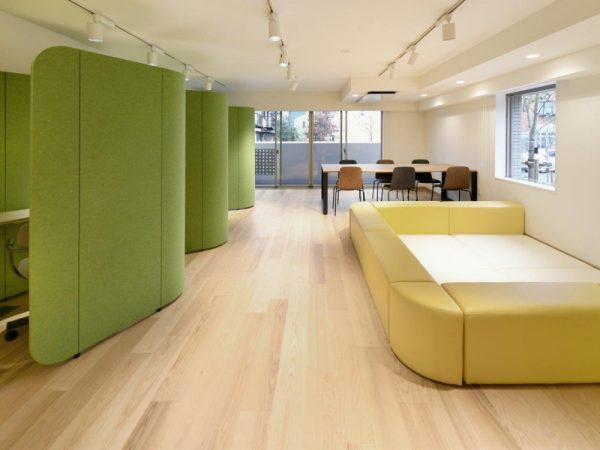 1号棟1階の「マルチサロン和み」。趣味のサークル活動など居住者のコミュニケーションの場として無料で利用できる。仕切りのあるワークスペースはテレワークにも便利