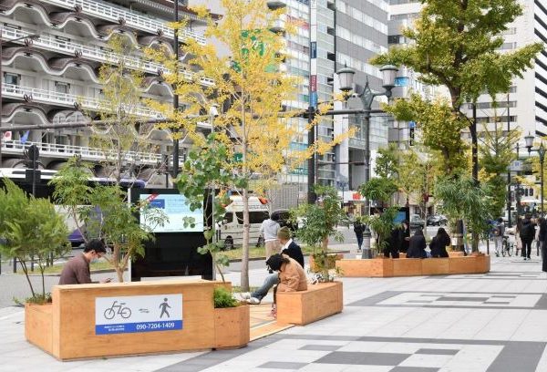 社会実験実施中の御堂筋の様子。今回の「御堂筋チャレンジ2020」は、コロナ禍の影響で限定的な実施にとどまったが、歩行者中心の御堂筋に向けた取組みは着実に進んでいる