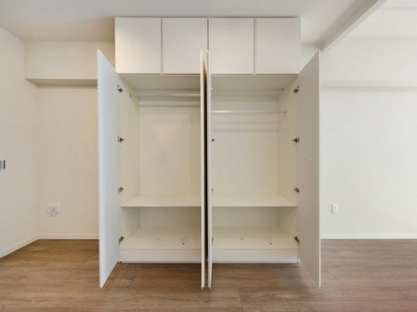 床を下げたダウンフロアスペースは天井が高くなるため開放感抜群。間仕切りがなくても視覚的に空間を分離できる。段差に腰かけられるなど大人数が集まっても便利