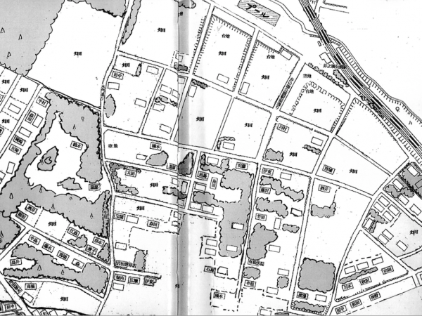 住宅地は庭が広く生け垣が多い