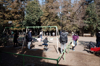 井の頭公園は花見の季節などを中心に一大行楽地として人気であるが、江戸時代からすでに行楽地として親しまれてきた。井の頭池の南側に並ぶ住宅地を歩く。