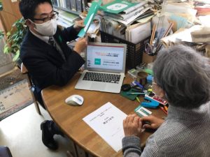 九州に出張し、司法書士にマッチング支援の仕組みを説明する中村さん