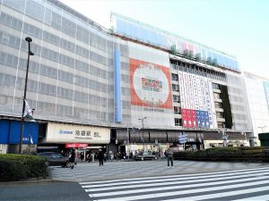 山手線などJR各線のほか、西武池袋線、東武東上線、地下鉄3路線が乗り入れる池袋駅。そんな巨大ターミナル駅の東口から500mほどのところにサンシャインシティがある