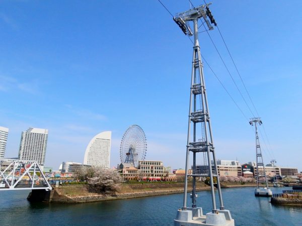 運河パーク側から見た様子(イメージ/横浜市提供)。ルートや支柱の設置場所に配慮したほか、</br>ゴンドラのデザインにもこだわった。ゴンドラは冷房を完備。運行時間は午前10時~午後10時の予定